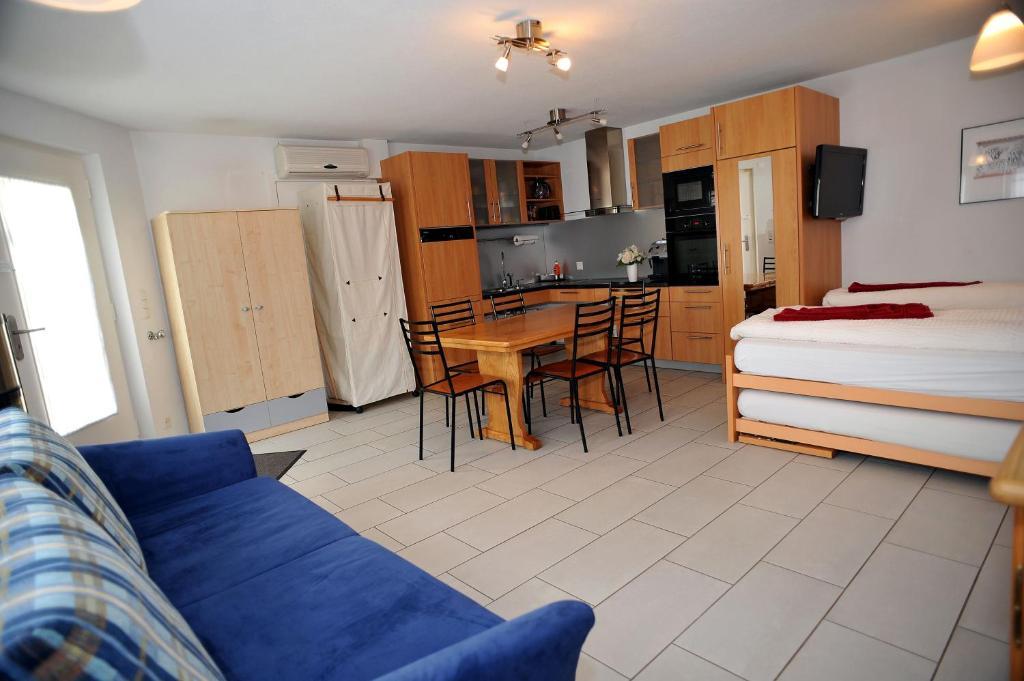 Niros Bed & Breakfast Бирсфельден Номер фото