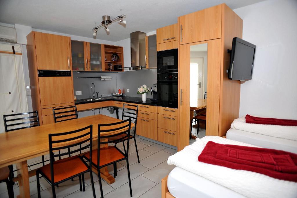 Niros Bed & Breakfast Бирсфельден Номер фото