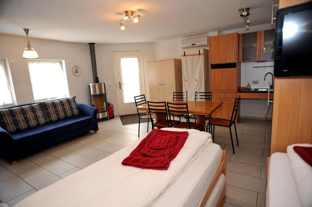 Niros Bed & Breakfast Бирсфельден Номер фото